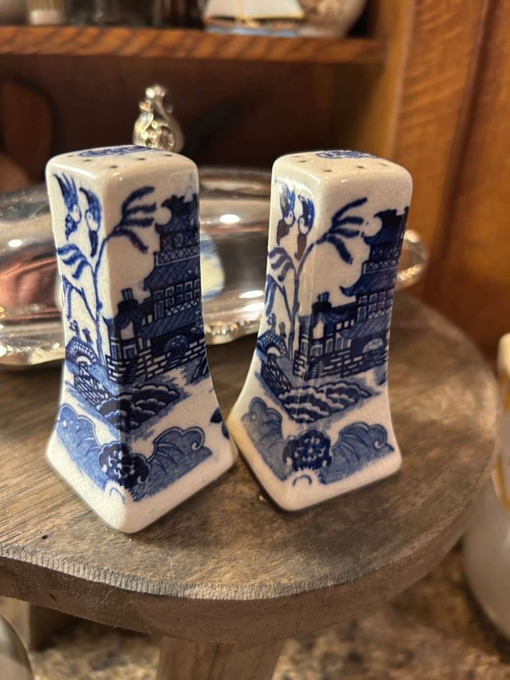 Vintage Chinoiserie House of Blue Willow Salt and Pepper Shakers - Picture 6 of 6